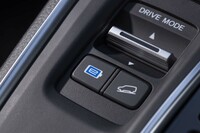 パワートレインの制御モードは「AUTO」「EV」「SAVE」「CHARGE」の4種類。青い「e」のボタンを短く押すと、AUTO→EV→SAVEの順でモードが切り替わり、ボタンを長押しすると、バッテリーに充電しながら走るCHARGEモードに切り替わる。