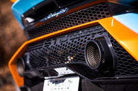 左右に振り分けられた上方排気のテールパイプフィニッシャーを採用。リアガーニッシュのパーフォレーテッドメタルパネルに「STO」の文字をモチーフとしたデザインが採用されている。