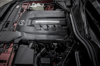 2.5リッター直4自然吸気ガソリンエンジンと電動モーターからなるプラグインハイブリッドシステム「e-SKYACTIV PHEV」。システム最高出力327PS、システム最大トルク500N・mを発生。新開発されたトルクコンバーターレス8段ATを組み合わせる。