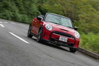 「MINIコンバーチブル」のグレード構成は「クーパー」「クーパーS」「ジョンクーパーワークス」の3種類。エントリーモデルの「ONE」やディーゼルエンジン搭載車などは用意されない。