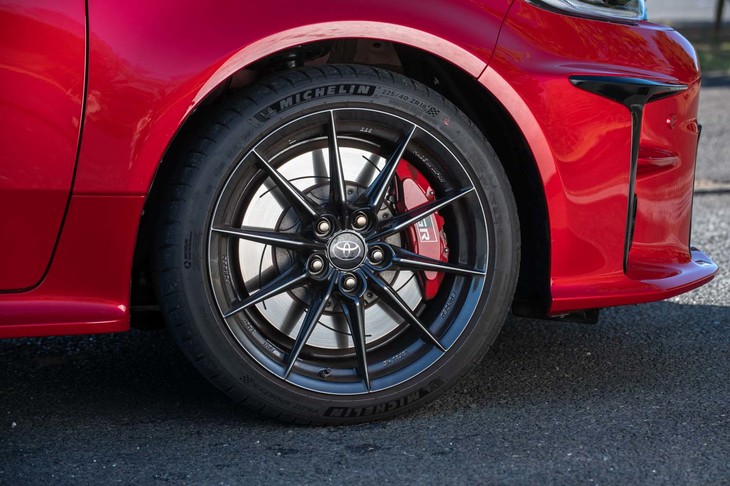 タイヤサイズは225/40R18。「RZ“ハイパフォーマンス”」はBBS製専用鍛造ホイールと「ミシュラン・パイロットスポーツ4 S」を履く。