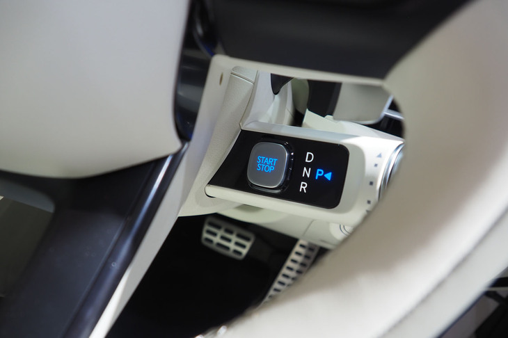 シフトセレクターレバーにパワーユニットのスタート/ストップスイッチが備わっている。