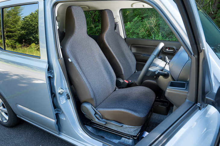 車格を考えると妙に立派なサイズのヘッドレスト一体型シートを装備。ヘッドレストの先端は天井との至近にまで達している。掛け心地は良好。