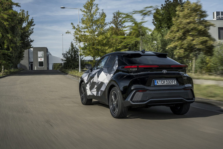 新型「C-HR」の開発において、エアロダイナミクスは重要なテーマだった。角張ったルーフスポイラーと低く張り出したリアも、これに貢献している。