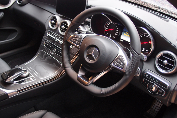 日本仕様の「Cクラス クーペ」は、全て右ハンドルとなる。