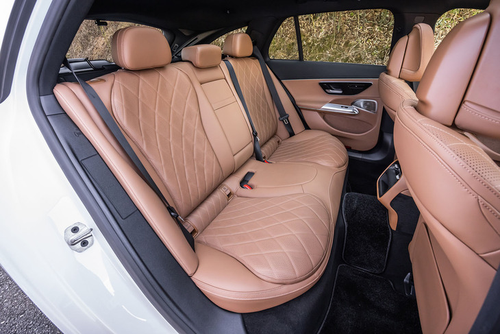 ルーフがボディー後方まで伸び、後席のヘッドルームにより多くの余裕が生まれるのがステーションワゴンの特徴。後席背もたれには40:20:40の分割可倒機構が備わり、積載物によってさまざまなアレンジが行える。