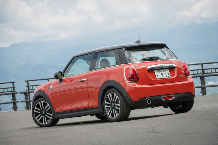 マイナーチェンジ版「MINIクーパー 3ドア」(AT車)のJC08モード燃費は17.7km/リッター。数値上は従来型(17.9km/リッター)よりも若干悪化している。