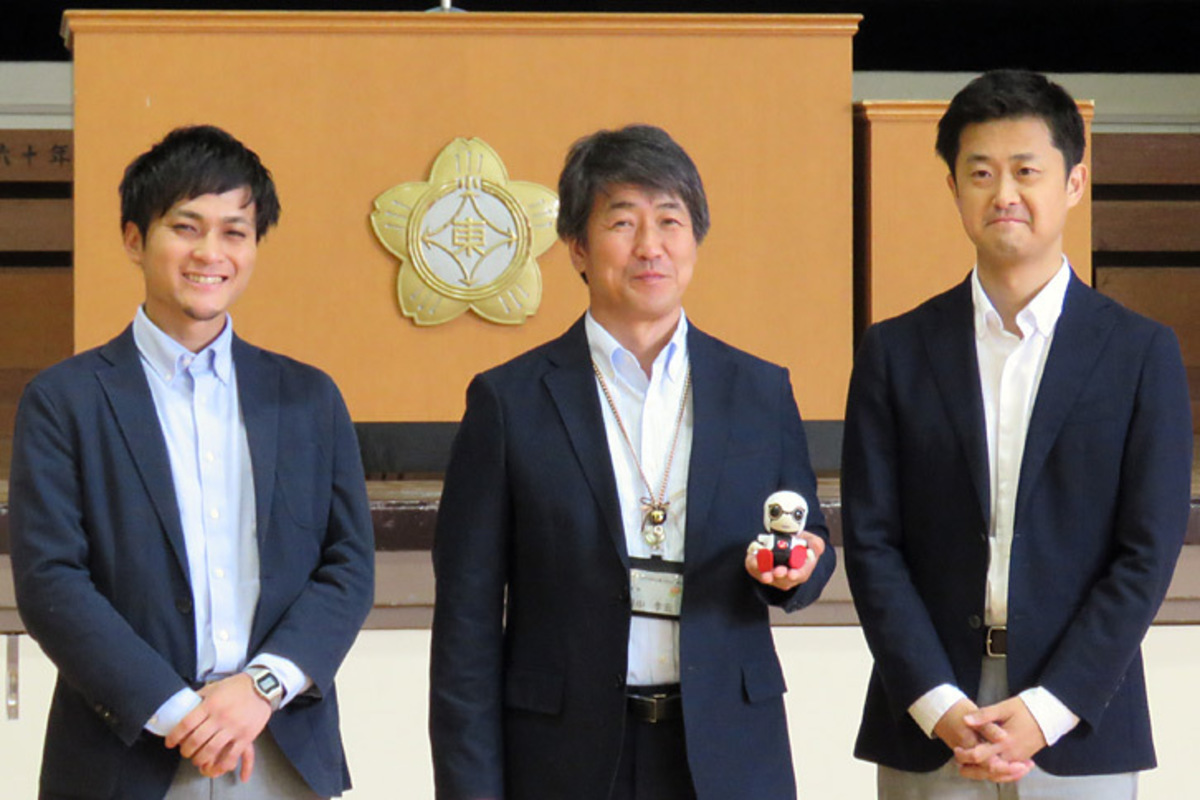 コミュニケーションロボット「キロボ ミニ」が小学校に入学 【ニュース