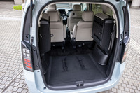 6人乗りとなる「フリード エアーEX」のサードシートを折りたたんだ様子。3列目シートの跳ね上げシステムが改良され、より低く手前で楽に跳ね上げることができるようになった。