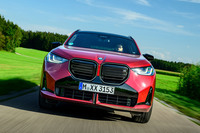 「M50 xDrive」は横バータイプのフロントグリルを装備。ロアグリルは左右に分割されている。