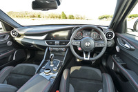 優雅な曲線で構成されるダッシュボード。中央には車載インフォテインメントシステムをつかさどる8.8インチのディスプレイが配置されている。