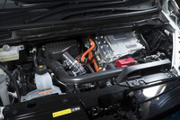 発電用の1.2リッター直3エンジンにモーターを組み合わせた、「セレナe-POWER」のパワーユニット。