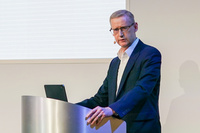 ゲイドンのJLRセンターで行われた記者会見にて、JLRの次世代戦略を説明するエイドリアン・マーデルCEO。