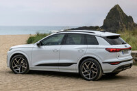 「Q6 e-tron」では、前後フェンダーの上に施された、峰状のプレスも大きな特徴。アウディ伝統の「クワトロ」(4WD)を強調するための意匠だそうだが……。