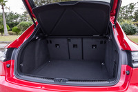荷室容量は、5人乗車の通常使用時で488リッター。後席背もたれを前方に倒すことで、最大1503リッターに拡大できる。床下にはオプションの「BOSEサラウンドサウンドシステム」用サブウーハーが収められていた。