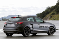 試験車のサスペンションは前がマクファーソンストラットで、後ろがトーションビームアクスル。バイワイヤのブレーキシステムが備わる。