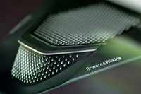 オーディオには、新たなパートナーであるBowers&Wilkinsと共同開発した、15基のスピーカーと出力1170Wのダブルアンプを備えたサラウンドサウンドシステムをオプションで用意している。