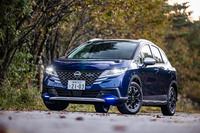 「日産ノート」をベースに、日産モータースポーツ&カスタマイズが手がけるカスタマイズモデル「ノートAUTECHクロスオーバー」。今回は2024年9月に発売されたマイナーチェンジ版の4WD車に試乗した。車両本体価格は306万3500円。