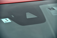 新しい「CX-5」では従来のミリ波レーダーと新開発の「フォワード・センシング・カメラ」(写真)を併用し、レーダークルーズコントロールで追従可能な速度域の下限を30km/hから0km/hにまで広げた。