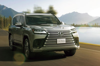 2022年1月に導入が開始されたレクサスの最上級SUV「LX」。2025年3月に一部改良が行われ、3.5リッターV6ツインターボエンジンと10段ATの間にクラッチ付きのモータージェネレーターを搭載するハイブリッドモデル「LX700h」(写真)も新たにラインナップに加わった。