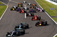 スタートでトップを守ったポールシッターのハミルトン(写真先頭)。2位ボッタス、3位フェルスタッペンらの後ろでは、8番グリッドから出走したセバスチャン・ベッテルのフェラーリがトロロッソの2台をかわし、6位に上がった。(Photo=Red Bull Racing)