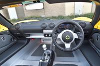 シンプルさを極めたインストゥルメントパネル。本来、オーディオが設置される部分は、「ELISE」と刻印された金属パネルでふさがれている。