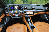 先に発表された「812スーパーファスト」との関連を印象付けるダッシュボードデザインを採用している。助手席には「パッセンジャーディスプレイ」(オプション)と呼ばれる速度やエンジン回転数などが表示されるメーターを装備していた。