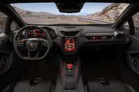 パイロット感を際立たせたという「テメラリオ」の内装。ユニークなエンジンスタートボタンやシフトセレクター、レーシングカーをイメージしたというステアリングホイール、助手席用のインフォメーションディスプレイなどが目を引く。