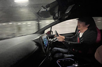 さすがリアモーターのパワー/トルクが増強されているだけのことはあり、出足は軽快。NISMOは足が硬めだが、体が上下に揺さぶられるような不快さはない。もっとも、普通の「オーラ」のほうが乗り心地はもっとよかった。