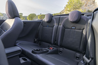 後席は狭いがボディーの全長が3880mmしかないのだから仕方がない。ルーフを開けてしまえば大人でも短時間の移動なら耐えられる。