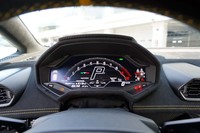 メーターパネルはカラー表示の液晶タイプ。その左右に見えるエアコン吹き出し口はカーボン製。