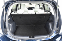 荷室の容量は、後席の背もたれを前方に倒すことで拡大可能。トノカバーは備わらない。(写真をクリックすると荷室のアレンジが見られます)