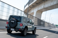 電動パワートレインの緻密な駆動力制御は、300kgの重量増を相殺できるものなのか? 機会があれば、ぜひ純エンジン車と「4xe」の悪路走破性能の違いを試してみたい。