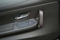 軽量化のため、ドアストラップはループ式を採用。「Mストライプ」のアクセントが施される。