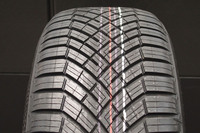 外に向かって開いた方向性のあるオフセットVシェイプパターンとオープンショルダーグルーブを採用する「コンチネンタル・オールシーズンコンタクト2」のトレッドパターン。