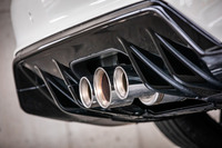 テールパイプフィニッシャーはセンターがもっとも太い3本出し。サイレンサー中央にアクティブエキゾーストバルブ機構を採用し、回転数に応じてバルブ開度がコントロールされるほか、人工音でエキゾーストサウンドを表現するアクティブサウンドコントロールも搭載されている。