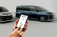 充実した先進運転支援システムも新型「ノア/ヴォクシー」の特徴。スマートフォンのアプリを介して車外から駐車操作もできる。