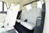 「ボルボXC90」の3列目シート。上質なレザー仕立てだが、空間的なことを含めた快適性ではミニバンに一歩ゆずる。