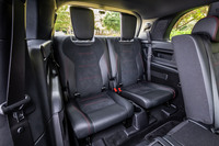 3列目シートは乗車時の安全確保のため、身長165cm以下の乗員のみという使用制限が設けられている。