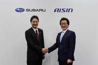 スバルとアイシンは2024年3月12日、スバルの次世代電気自動車に搭載する駆動ユニット「eAxle」を共同開発・分担生産すると発表した。写真左はスバルの代表取締役社長 大崎 篤氏、同右はアイシンの取締役社長 吉田守孝氏。