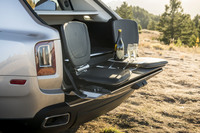 バックドアは、上下に分割して開くタイプ。写真のように、折り畳みシートとカクテルテーブルがせり出し、リアエンドをベンチとして活用するシステム「ビューイング・スイート」も提供される。