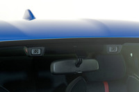 AT仕様には、「BRZ」として初めて予防安全・運転支援システム「アイサイト」が装備される。