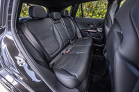 前席と同様となるデザインモチーフの表皮で仕立てられた後席。座面から天井までの高さは1005mmで、大人がゆっくりとくつろげるスペースが確保されている。背もたれには40:20:40の分割可倒機構が組み込まれている。