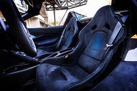 カーボンシェル構造で軽量化が図られたバケットシート。試乗車では、ドアトリムやダッシュボードなどと同じ「ブラック&ミッドナイトブルーアルカンターラ」の表皮で仕立てられていた。
