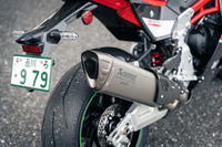 排気システムには同車専用設計のアクラポビッチ製チタンマフラーを採用。軽さやパワーに加え、サウンドや視覚的な美しさも追求したものとなっている。