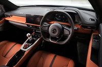 各部に上質なナッパレザーやスエード調表皮が張られたインテリアの質感は、これまでのロータス車とは隔世の感がある。装備も充実しており、エアコンやオーディオはもちろん、Apple CarPlayやAndroid Autoに対応したインフォテインメントシステムも用意される。