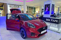 「フォード・エクスプローラー」が展示されていたフィレンツェ郊外のショッピングモールに、1カ月後の2024年11月末に再訪。展示車がプーマに変わっていた。