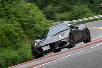 空力性能の向上に加え、各部の素材をカーボンファイバー製とすることで軽量化も実現。軽量化のためのオプションを選択すれば、最大でベースグレードの「400」より98kg、「スポーツ410」より28kgも車重を軽減できるという。