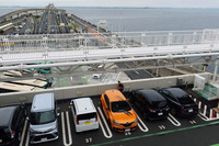 東京湾に浮かぶ、海ほたるパーキングエリアで。たくさんのクルマが並ぶなか、「メガーヌR.S.ウルティム」はよく目立つ。つまり、見つけやすい。