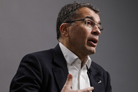 ルノー・グループのチーフテクノロジーオフィサーと、アルピーヌのCEOを兼任するフィリップ・クリーフ氏。欧州のメーカー/ブランドの多くが電動化戦略の見直しを余儀なくされているなかで、アルピーヌはどのような道を歩むのか?